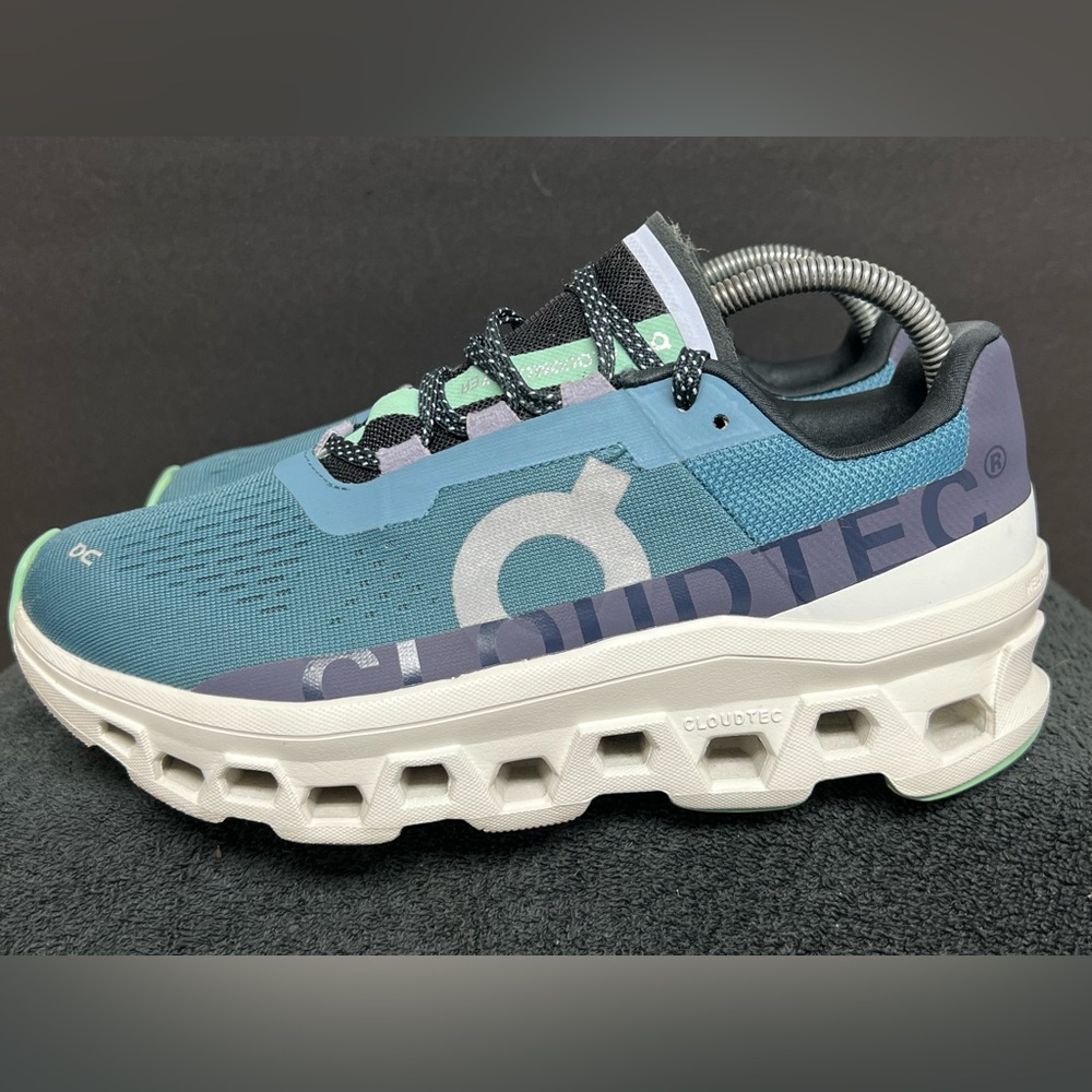 On Cloud Women's Cloudmonster Navy Lace Up Sneakers Size 10 Running Shoes.
!